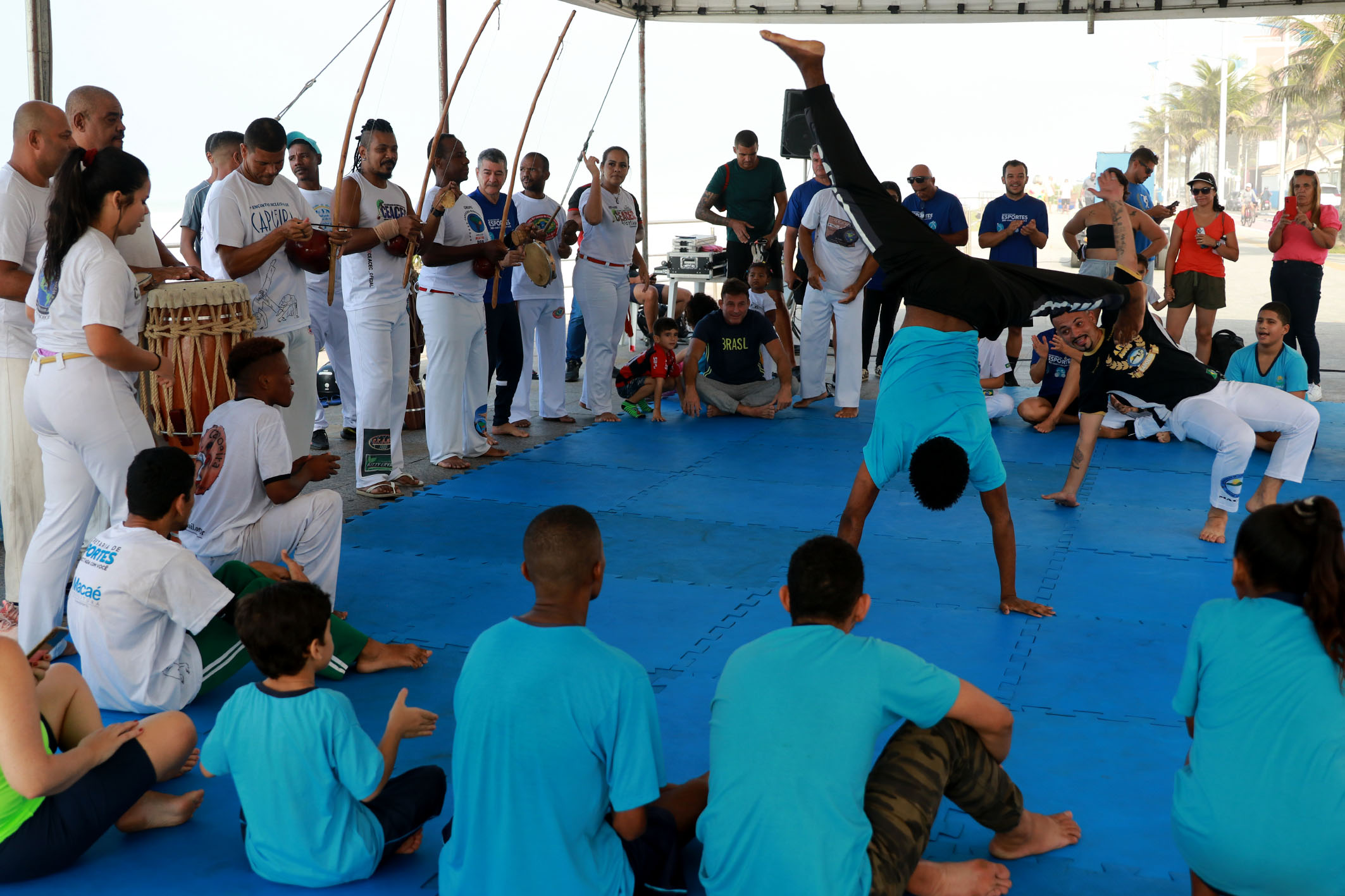 Praia dos Cavaleiros recebe encontro de capoeira inclusiva neste domingo