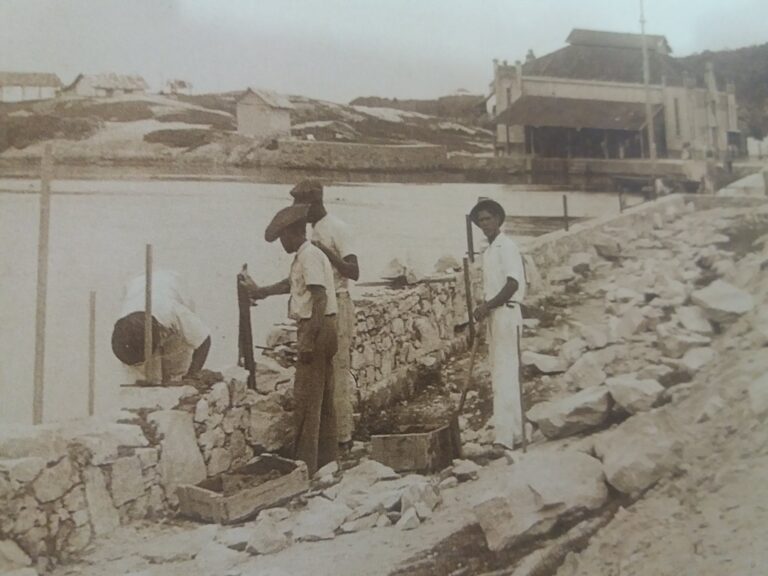 Foto de funcionarios da Prefeitura construindo a balaustrada mureta em 1937 fonte Livro Historia e Memoria Macae Prefeitura Municipal de Macae 2001 768x576