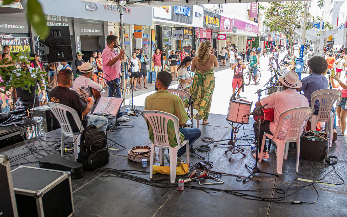 Atrações culturais movimentam Calçadão e Imbetiba neste sábado