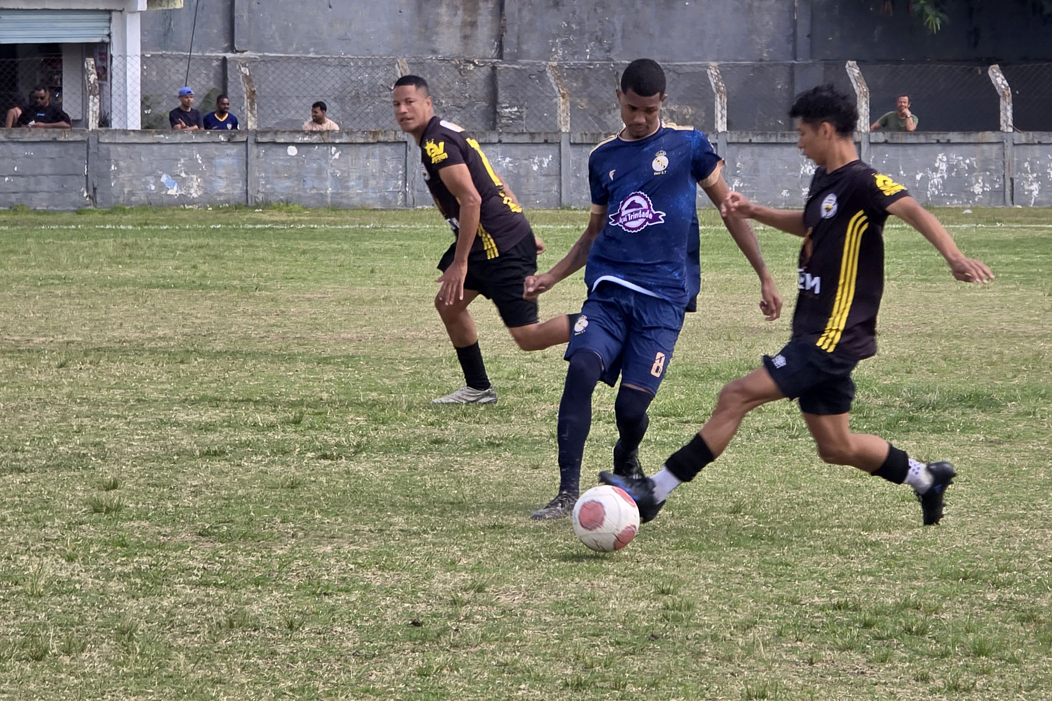 Agenda esportiva agita o fim de semana em Macaé com futebol, ciclismo e futsal