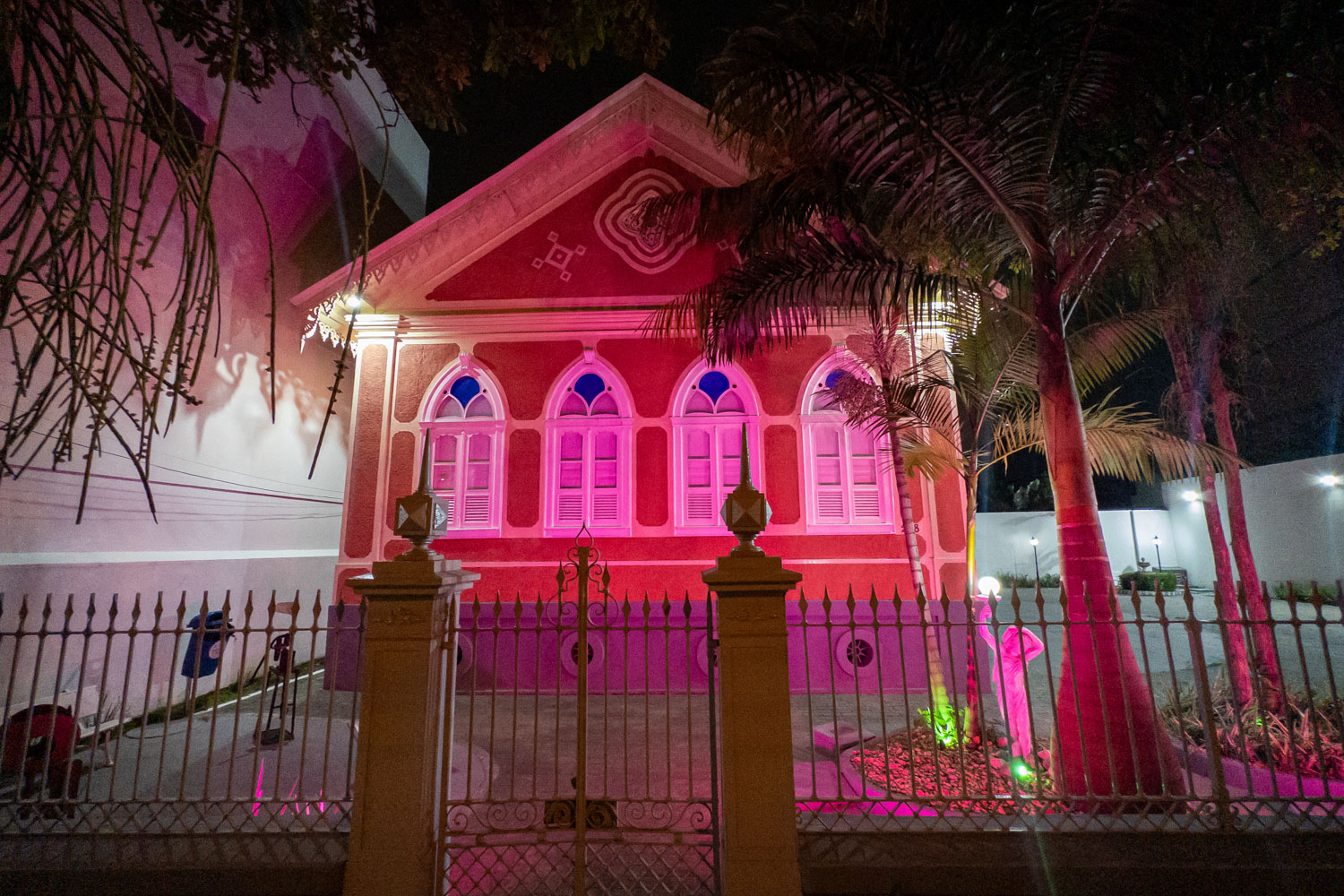 Macaé ganha iluminação rosa em apoio à campanha de prevenção ao câncer de mama 💗