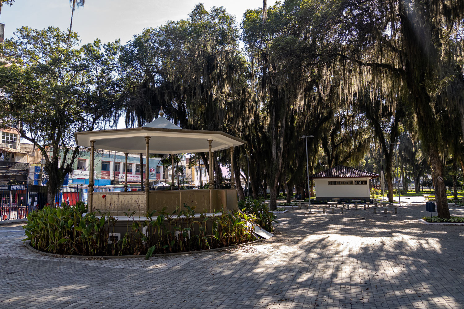 Praça Veríssimo de Mello é reinaugurada após revitalização no Centro de Macaé