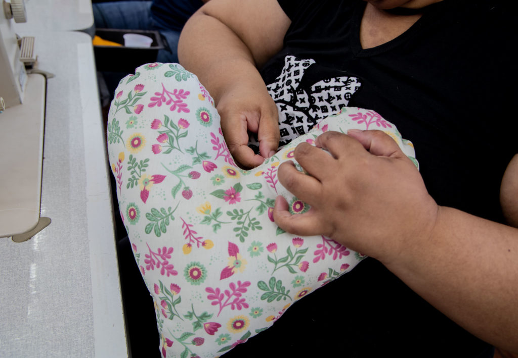 Projeto em Macaé confecciona almofadas terapêuticas para mulheres em tratamento contra o câncer de mama