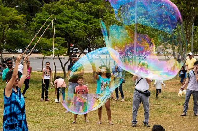 Festival de Bolhas Gigantes promete tarde mágica e gratuita para famílias em Macaé