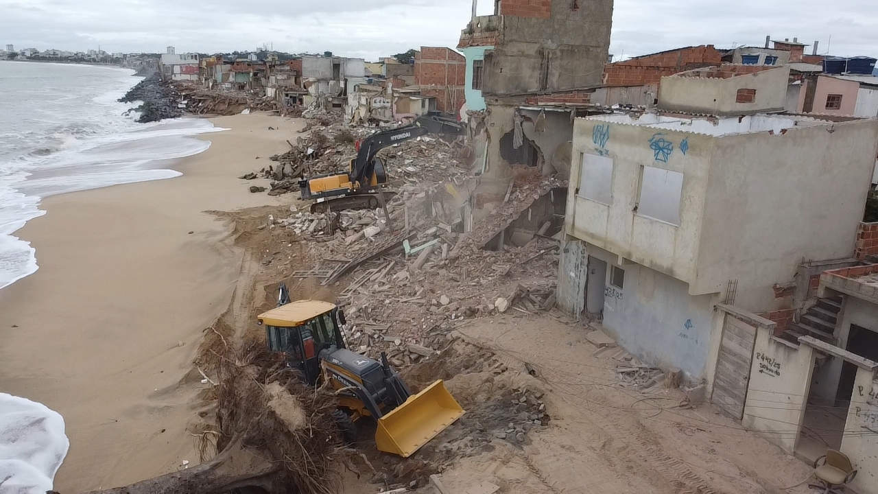 Prefeitura realiza novas demolições de casas em área de risco no Bairro da Fronteira