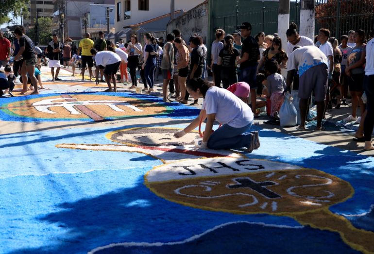 Corpus Christi em Macaé terá tapetes de sal, procissão e show de Frei Zeca na Imbetiba