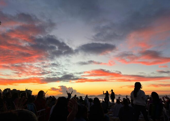 Movimento “Amanhecer com Jesus” reúne centenas de mulheres ao nascer do sol na Praia do Pecado, em Macaé