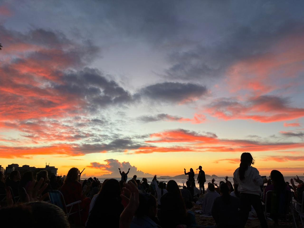 Movimento “Amanhecer com Jesus” reúne centenas de mulheres ao nascer do sol na Praia do Pecado, em Macaé