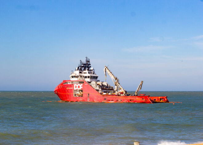 Retirada do navio Skandi Amazonas começa e mantém área isolada na Praia Campista
