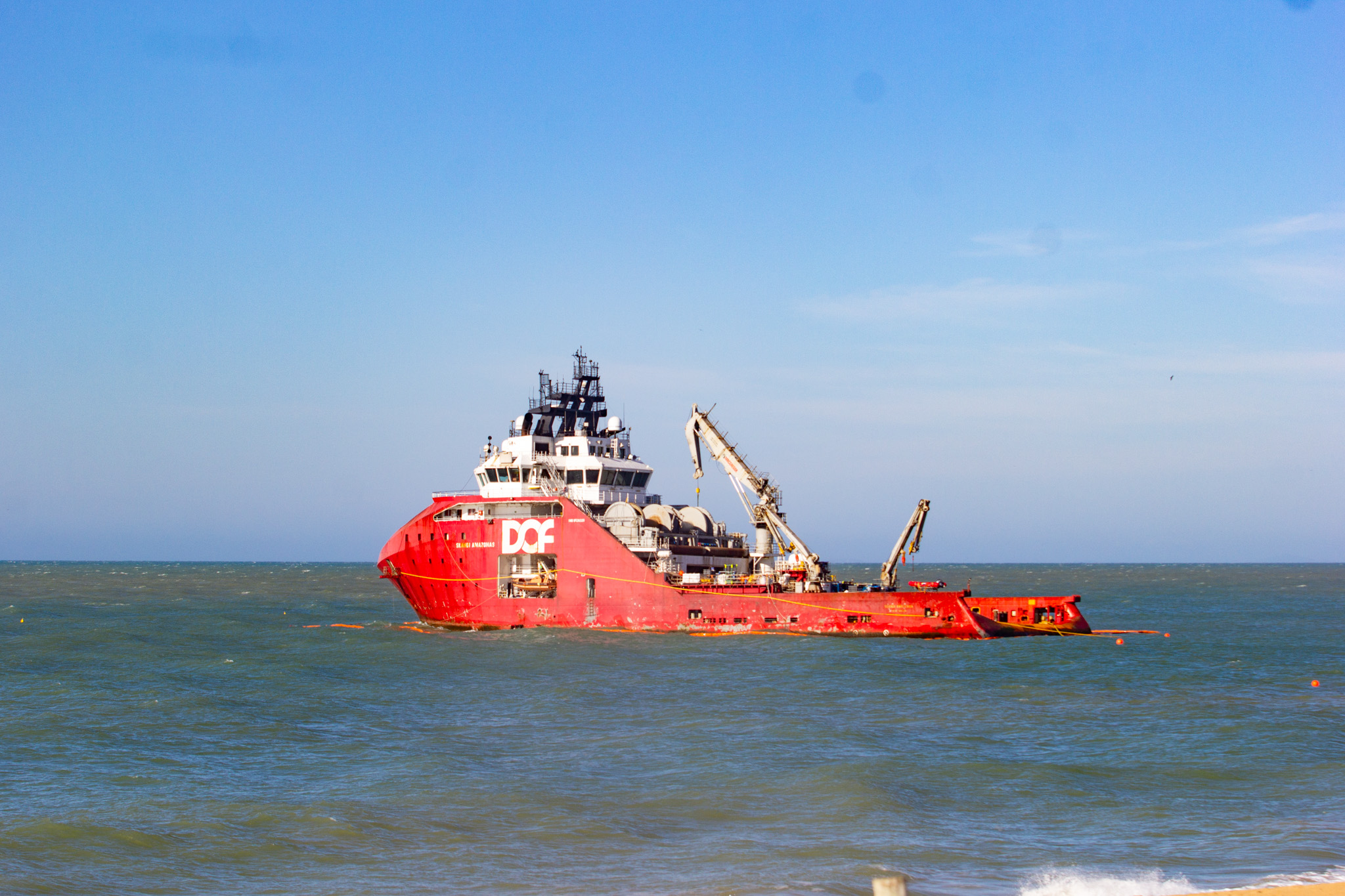 Retirada do navio Skandi Amazonas começa e mantém área isolada na Praia Campista